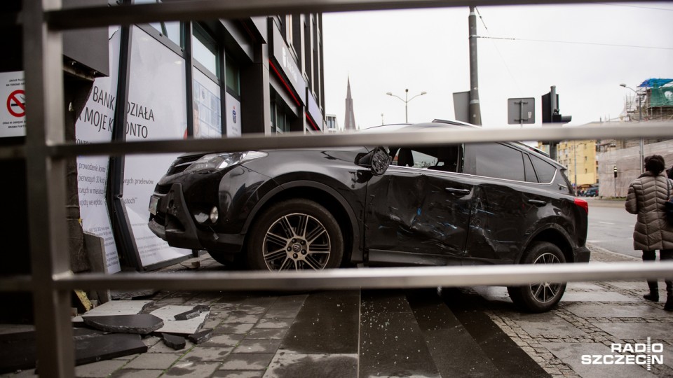 Wypadek na wysokości Bramy Portowej w Szczecinie. Auto wbiło się w biurowiec. Fot. Konrad Nowak [Radio Szczecin]