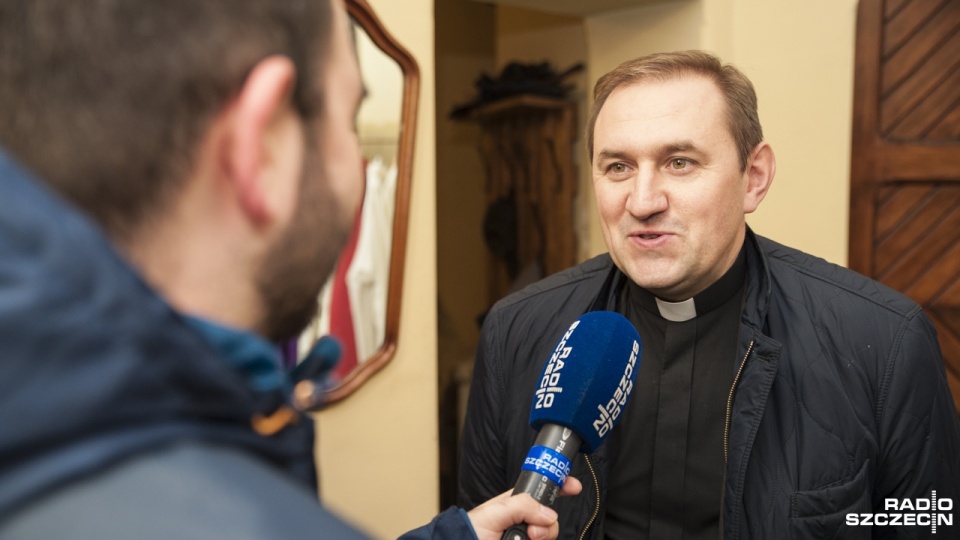 Ks. Maciej Szmuc, dyrektor Caritas Archidiecezji Szczecińsko-Kamieńskiej. Fot. Olaf Nowicki [Radio Szczecin]