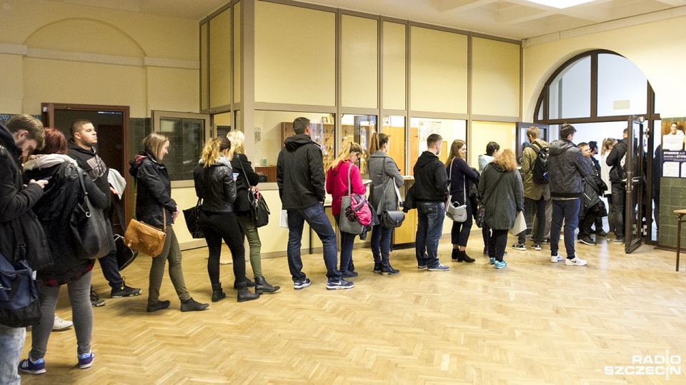 Studenci czekali w kolejce, by złożyć wniosek o stypendium socjalne. Fot. Weronika Łyczywek [Radio Szczecin]