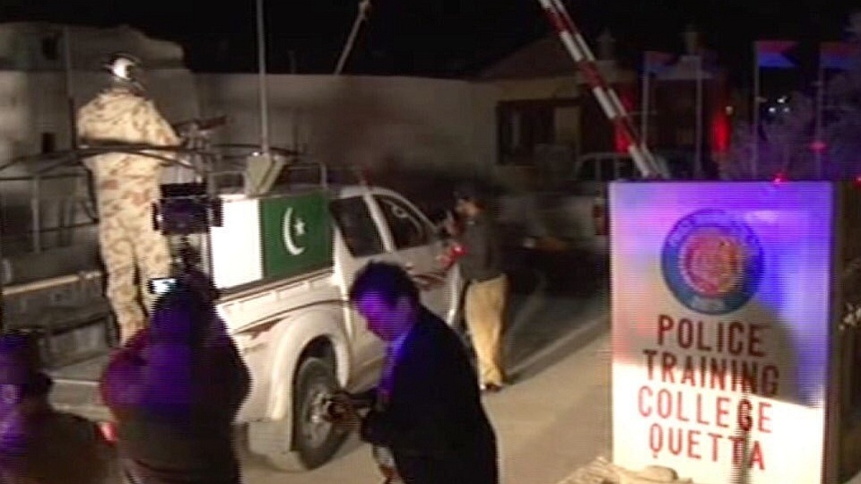 Atak terrorystyczny na szkołę policyjną w Pakistanie. Fot. Aditya Raj Kaul Twitter