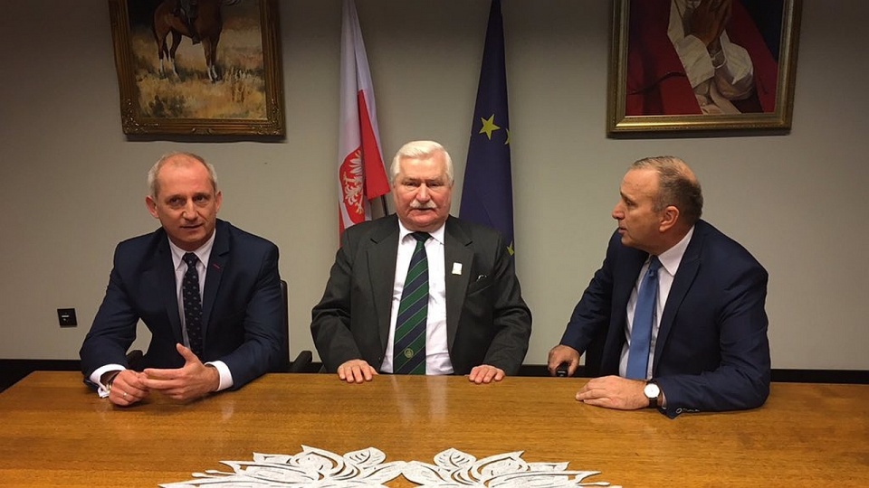 Lech Wałęsa (w środku) podczas spotkania z działaczami PO (Grzegorz Schetyna z prawej). Fot. Platforma Obywatelska Twitter