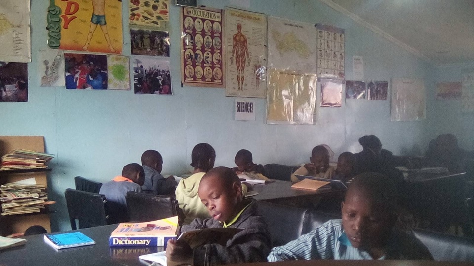 Organizacja Amani Kibera, która jest partnerem szczecińskiej fundacji, otworzyła bibliotekę. Jest też świetlica środowiskowa, która przyjmuje dzieci i pomaga im w nauce angielskiego i odrabianiu lekcji. Fot. www.facebook.com
