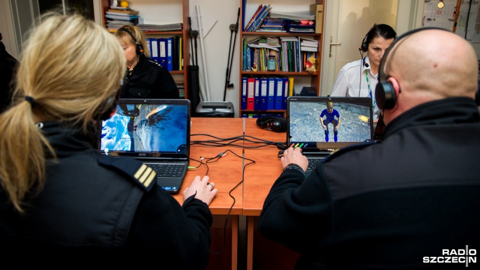 W goglach i przed komputerem - w ten sposób szczecińscy strażnicy miejscy uczą się, jak udzielać pierwszej pomocy. Fot. Olaf Nowicki [Radio Szczecin]