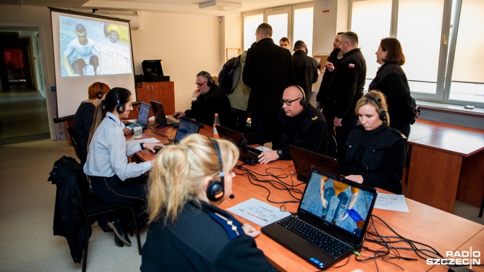 W goglach i przed komputerem - w ten sposób szczecińscy strażnicy miejscy uczą się, jak udzielać pierwszej pomocy. Fot. Olaf Nowicki [Radio Szczecin]