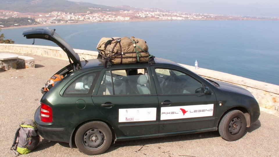 Samochód wyprawy na drodze nad Morzem Śródziemnym, w górach Rif. Fot. P. Maliński