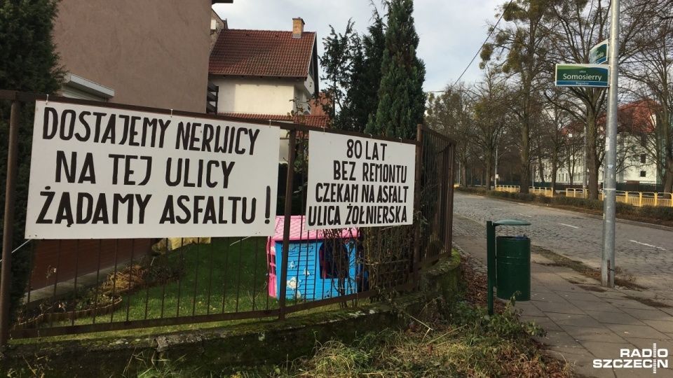 "Dostajemy nerwicy na tej ulicy" - takie hasło pojawiło się na jednym z domów przy ulicy Żołnierskiej w Szczecinie. Fot. Anna Arabska-Szmajdzińska [Radio Szczecin]