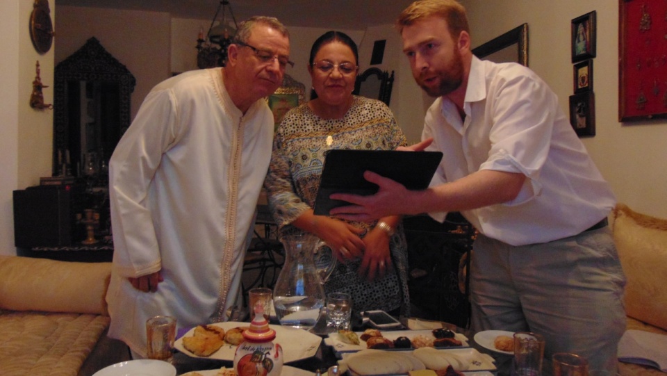 Konsultacje z prof. Ahmedem Tahiri oraz Fatimą-Zahrą Aitoutouhen Temsamani, badaczami historii i kultury berberskiej. Spotkanie odbyło się w Hiszapanii, pod Sewillą. Na zdjęciu W. Filipowiak prezentuje możliwości 3D sprzętu zapewnionego przez Pixel Legend