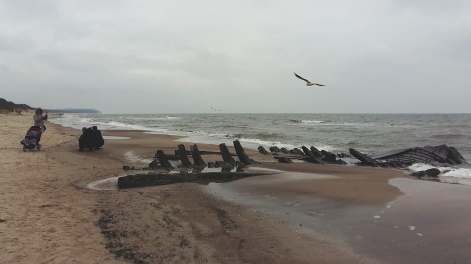 Wrak drewnianej łódzi z XIX wieku wciąż jest na plaży. Fot. Sławomir Orlik [Radio Szczecin]