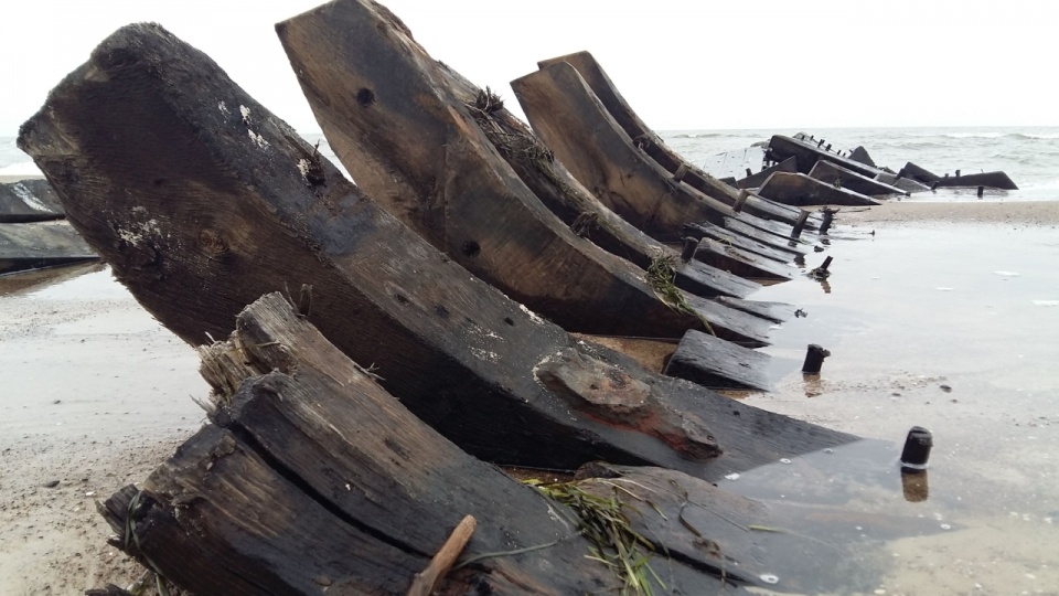 Wrak drewnianej łódzi z XIX wieku wciąż jest na plaży. Fot. Sławomir Orlik [Radio Szczecin]