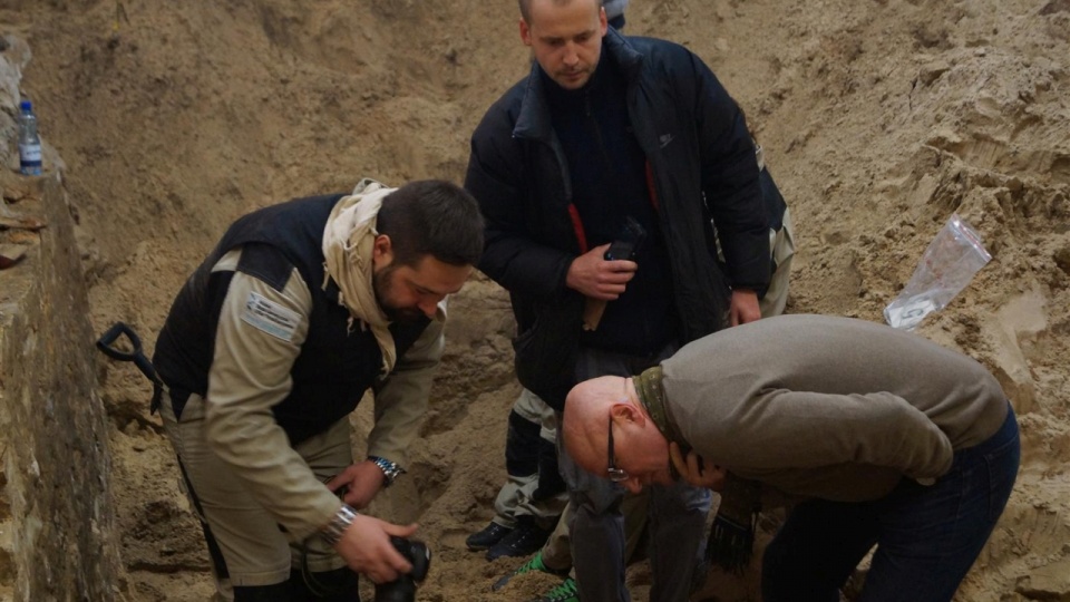Prace ekshumacyjne w piwnicach białostockiego Aresztu Śledczego. Fot. Adam Falis