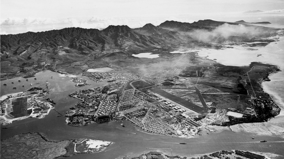 Tuż przed ósmą rano 7 grudnia 1941 roku nad bazą marynarki wojennej Pearl Harbor na przedmieściach Honolulu pojawiło się 350 japońskich myśliwców i bombowców. Fot. pl.wikipedia.org/U.S. Navy