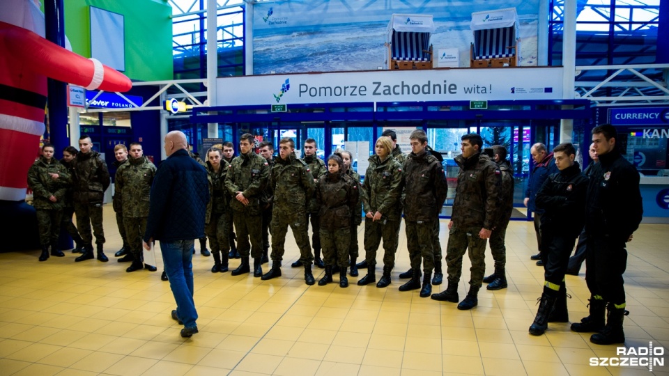Uczniowie z Gościna rozpoczęli praktykę na lotnisku w Goleniowie. Fot. Olaf Nowicki [Radio Szczecin]