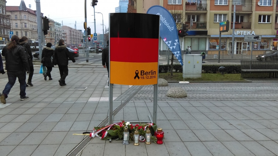 Tablica upamiętniająca ofiary zamachu w Berlinie stanęła w alei Kwiatowej w Szczecinie. Fot. Alicja Szymańska [Radio Szczecin]