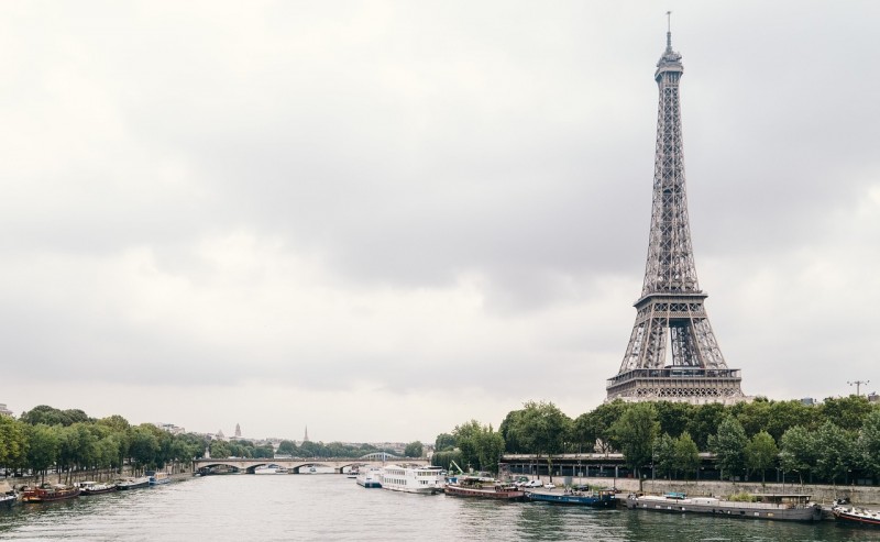 Francuskie służby wyjaśniają motywy sprawcy sobotniego ataku terrorystycznego w centrum Paryża.