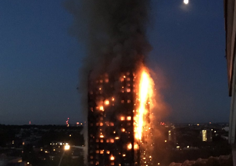 Londyn: wieżowiec ugaszony, emocje rozpalone