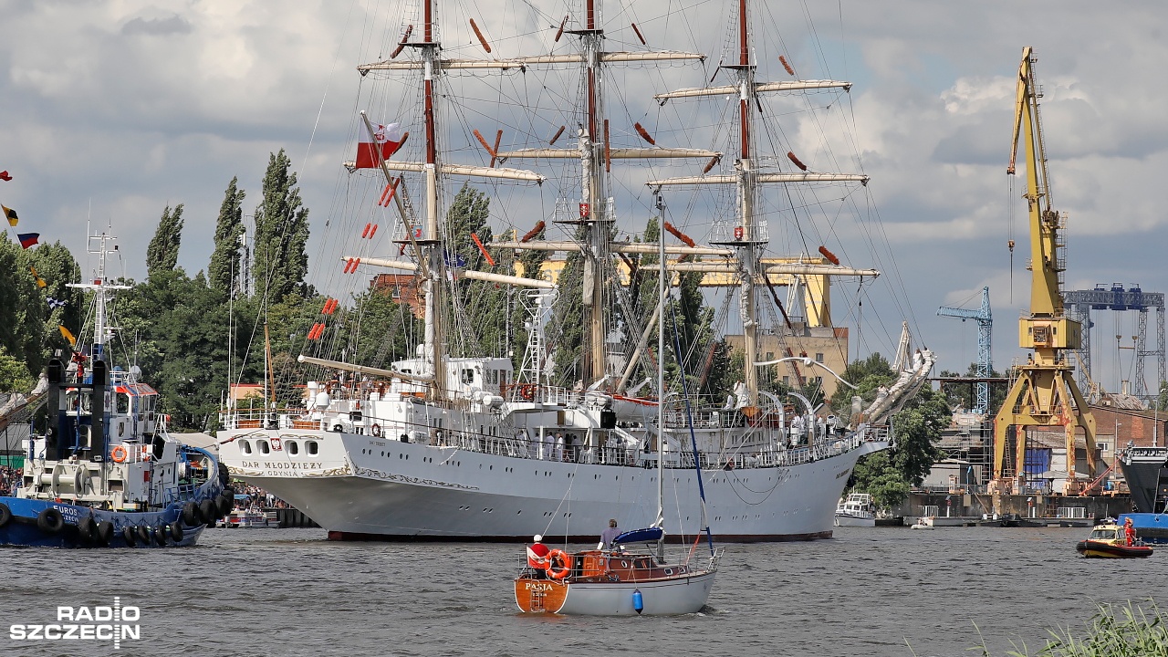 Dar Młodzieży zmierza do portu w Kopenhadze