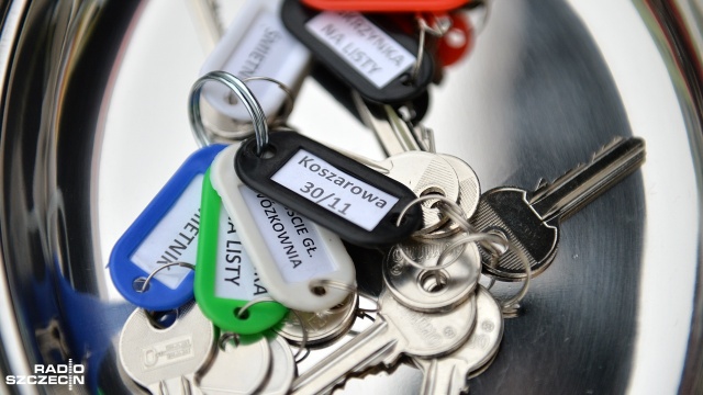 12 rodzin ze Szczecina odebrało klucze do nowych mieszkań w Dąbiu. Fot. Łukasz Szełemej [Radio Szczecin] Mieszkania Nad Płonią gotowe. Rodziny odebrały klucze [WIDEO, ZDJĘCIA]