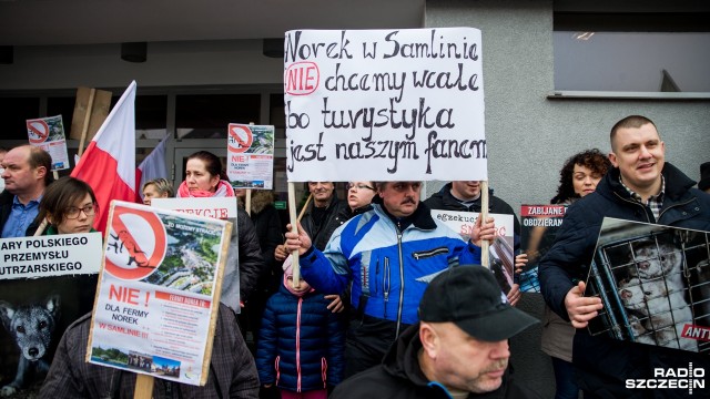 Protest przeciwko budowie fermy norek w Samlinie. Fot. Olaf Nowicki [Radio Szczecin] "Hodowcy do klatek" i "Nie dla fermy". Protest w Golczewie [WIDEO, ZDJĘCIA]