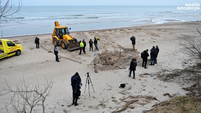 W Pobierowie odnaleziono pozostałości po osobowo-terenowym samochodzie Kübelwagen typ 82. Fot. Łukasz Szełemej [Radio Szczecin] Wrak z czasów wojny odkopany na plaży w Pobierowie [ZDJĘCIA]