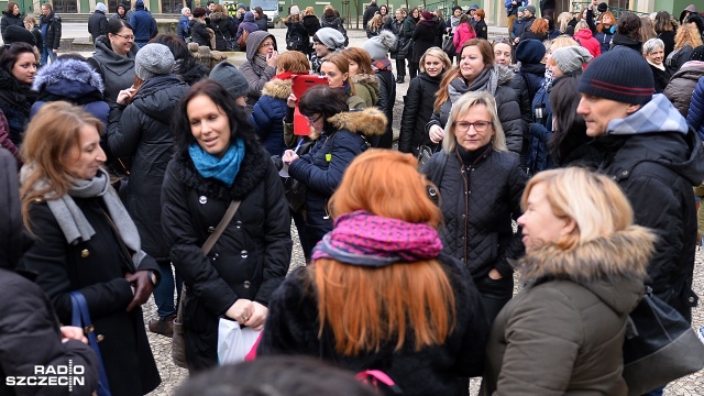 Przed szczecińskim urzędem miasta manifestowało ponad 200 osób. Fot. Łukasz Szełemej [Radio Szczecin] Protest przed magistratem [WIDEO, ZDJĘCIA]