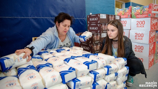 Na Litwę trafi łącznie 600 paczek z żywnością i słodyczami. Fot. Olaf Nowicki [Radio Szczecin] Paczka dla rodaków gotowa na Kresy [WIDEO, ZDJĘCIA]