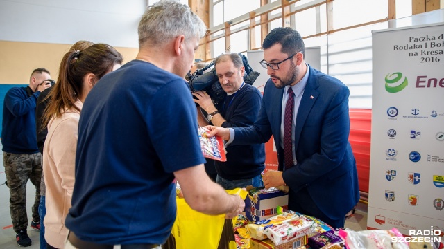 Na Litwę trafi łącznie 600 paczek z żywnością i słodyczami. Fot. Olaf Nowicki [Radio Szczecin] Paczka dla rodaków gotowa na Kresy [WIDEO, ZDJĘCIA]