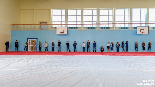 Gigantyczną flagę złożyli uczniowie Gimnazjum nr 1 w Świnoujściu. Fot. Olaf Nowicki [Radio Szczecin] Gigantyczna flaga już gotowa [ZDJĘCIA]