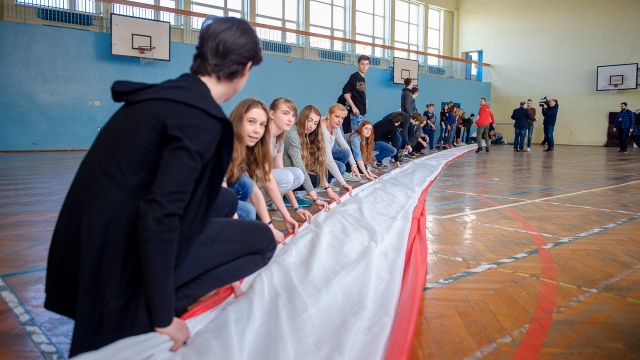 Gigantyczną flagę złożyli uczniowie Gimnazjum nr 1 w Świnoujściu. Fot. Olaf Nowicki [Radio Szczecin] Gigantyczna flaga już gotowa [ZDJĘCIA]