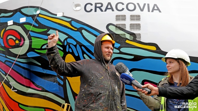 Malowanie promu "Cracovia". Fot. Weronika Łyczywek [Radio Szczecin] Kolorowy wieloryb na promie. Cracovia już pomalowana [WIDEO, ZDJĘCIA]