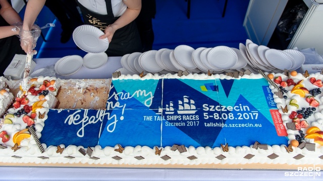 Jedną z atrakcji jest także 200-kilogramowy urodzinowy tort, który kroił zastępca prezydenta Szczecina Krzysztof Soska. Fot. Olaf Nowicki [Radio Szczecin] Szczecinianie świętują przy torcie na Różance [ZDJĘCIA]