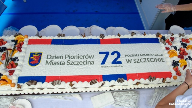 Jedną z atrakcji jest także 200-kilogramowy urodzinowy tort, który kroił zastępca prezydenta Szczecina Krzysztof Soska. Fot. Olaf Nowicki [Radio Szczecin] Szczecinianie świętują przy torcie na Różance [ZDJĘCIA]