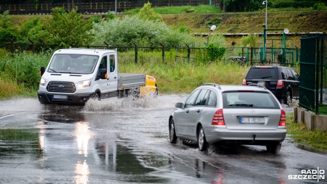 Z powodu zalania nieprzejezdna jest też ulica Szczawiowa. Fot. Olaf Nowicki [Radio Szczecin] Wypadek, zalana ulica i kłopoty kierowców [ZDJĘCIA]