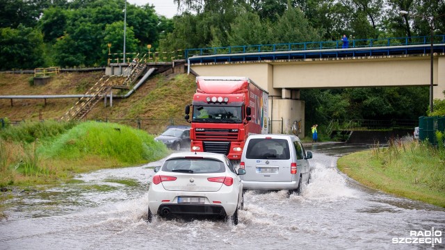 Z powodu zalania nieprzejezdna jest też ulica Szczawiowa. Fot. Olaf Nowicki [Radio Szczecin] Wypadek, zalana ulica i kłopoty kierowców [ZDJĘCIA]
