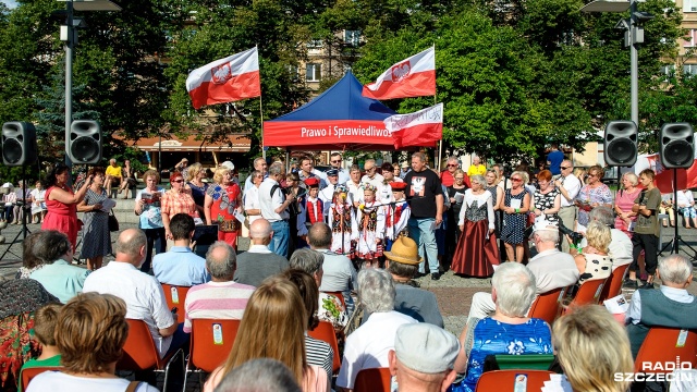 Wspólne śpiewanie pieśni patriotycznych na pl. Lotników. Fot. Olaf Nowicki [Radio Szczecin] Patriotyczne śpiewanie w centrum Szczecina [WIDEO, ZDJĘCIA]