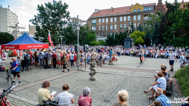 Wspólne śpiewanie pieśni patriotycznych na pl. Lotników. Fot. Olaf Nowicki [Radio Szczecin] Patriotyczne śpiewanie w centrum Szczecina [WIDEO, ZDJĘCIA]