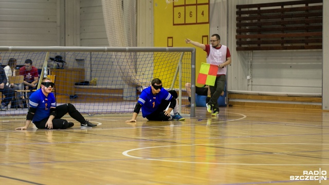 Początkowo goalball miał służyć jako forma rehabilitacji inwalidów wojennych, obecnie jest to dyscyplina paraolimpijska. Fot. Weronika Łyczywek [Radio Szczecin] Sportowa rywalizacja niewidomych i niedowidzących czyli goalball w Szczecinie [WIDEO, ZDJĘCIA]
