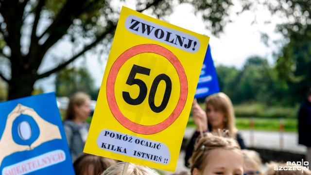 Dzieci ze szkoły podstawowej nr 37 wzięły udział w akcji "EDWARD". Fot. Olaf Nowicki [Radio Szczecin] Zero ofiar śmiertelnych na drogach. Akcja EDWARD w Szczecinie [WIDEO, ZDJĘCIA]