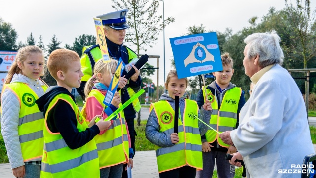 Dzieci ze szkoły podstawowej nr 37 wzięły udział w akcji "EDWARD". Fot. Olaf Nowicki [Radio Szczecin] Zero ofiar śmiertelnych na drogach. Akcja EDWARD w Szczecinie [WIDEO, ZDJĘCIA]
