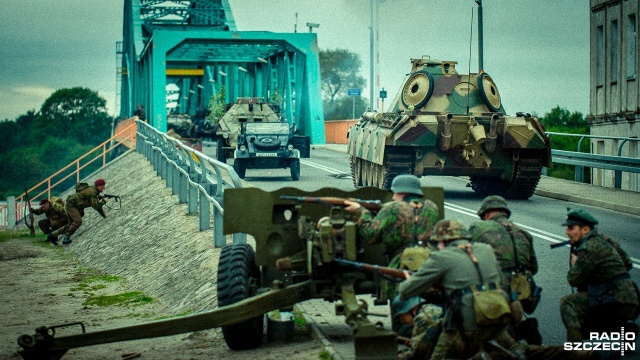Inscenizacja bitwy pod Arnhem w Gryfinie. Fot. Olaf Nowicki [Radio Szczecin] Gryfino: Rekonstrukcja słynnej operacji wojennej [WIDEO, ZDJĘCIA]