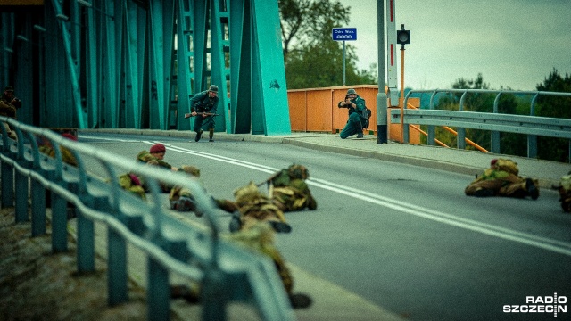 Inscenizacja bitwy pod Arnhem w Gryfinie. Fot. Olaf Nowicki [Radio Szczecin] Gryfino: Rekonstrukcja słynnej operacji wojennej [WIDEO, ZDJĘCIA]