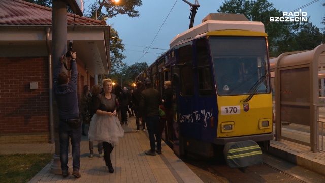 Ekipa Szczecin Jazz dała koncert w tramwaju na pętli przy ulicy Potulickiej w Szczecinie. Fot. Piotr Sawiński [Radio Szczecin] To dopiero była impreza. Jazz i elektronika w tramwaju [WIDEO, ZDJĘCIA]