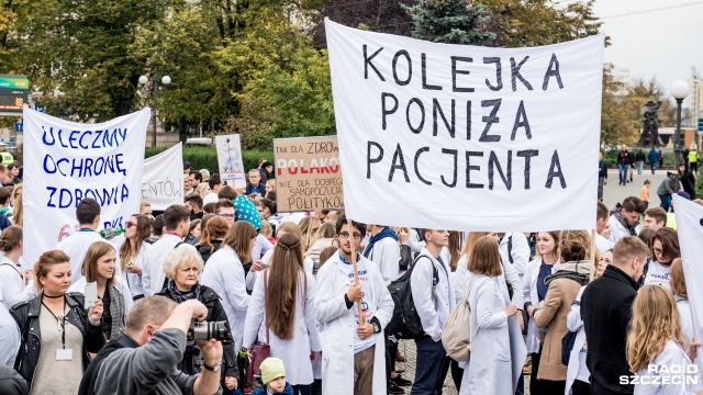 Manifestacja poparcia dla protestujących lekarzy-rezydentów. Fot. Olaf Nowicki [Radio Szczecin] Manifestacja poparcia dla protestujących lekarzy rezydentów [WIDEO, ZDJĘCIA]