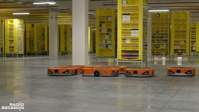 Amazon, czyli gigant sprzedaży internetowej, otworzył w środę swoje centrum logistyczne w podszczecińskim Kołbaskowie. Fot. Łukasz Szełemej [Radio Szczecin] Gigant internetowego handlu otworzył centrum w Kołbaskowie [WIDEO, ZDJĘCIA]