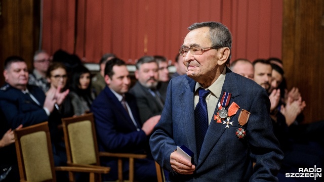 Ponad 30 opozycjonistów zostało odznaczonych medalami Pro Patria. Fot. Olaf Nowicki [Radio Szczecin] Medale "Pro Patria" w wigilię rocznicy Grudnia'70 [ZDJĘCIA]