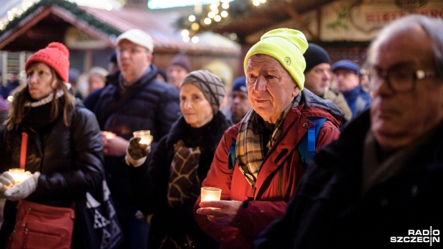 To był ostatni z punktów wtorkowych obchodów 1. rocznicy zamachu terrorystycznego na jarmarku w Berlinie. Fot. Olaf Nowicki [Radio Szczecin] Łańcuch światła w Berlinie. Rok po zamachu terrorystycznym [ZDJĘCIA]