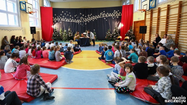 Akcja "Poczytajki" odbyła się w Szkole Podstawowej nr 5 w Szczecinie. Fot.Weronika Łyczywek [Radio Szczecin] Muzycy czytali bajki. Promocja w podstawówce [ZDJĘCIA]