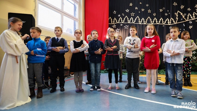 Akcja "Poczytajki" odbyła się w Szkole Podstawowej nr 5 w Szczecinie. Fot.Weronika Łyczywek [Radio Szczecin] Muzycy czytali bajki. Promocja w podstawówce [ZDJĘCIA]