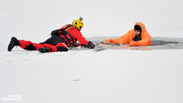 Co robić, gdy pod kimś załamie się lód Ćwiczenia lubuskich służb