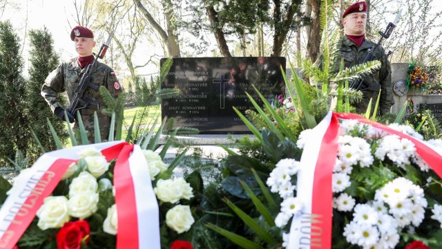 Rodziny ofiar katastrofy smoleńskiej uczciły pamięć swoich bliskich [ZDJĘCIA]
