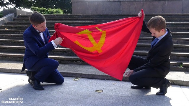 Sierp i młot spłonął przy Pomniku Wdzięczności dla Armii Czerwonej